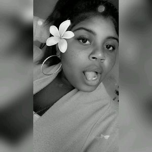 Meet your Posher, Dynethia